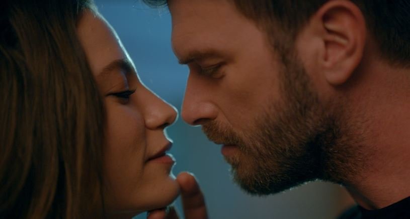 Çağlar Ertuğrul'dan Kıvanç Tatlıtuğ ve Serenay Sarıkaya'nın dizisine şaşırtan destek! 16
