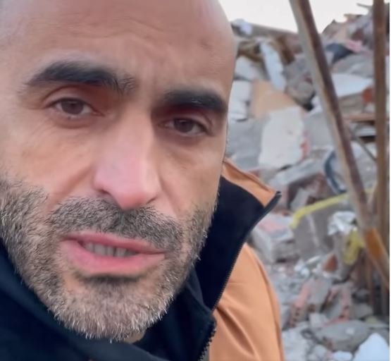 Güldür Güldür Show'un İsmail'i Alper Kul, deprem bölgesindeki çabalarıyla gönüllerde taht kurdu! 8 Güldür Güldür Show'un İsmail'i Alper Kul, deprem bölgesindeki çabalarıyla gönüllerde taht kurdu! 8