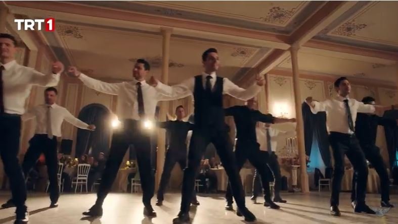 Uğur Güneş ve arkadaşları, Al Sancak dizisinde türkü eşliğinde oynadıkları oyunla kalpleri de kazandı! 8