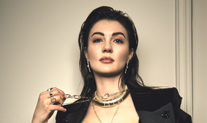 Kraliçe dizisi ile Burcu Özberk, kadın gücünün yeni temsilcisi olacak! 15