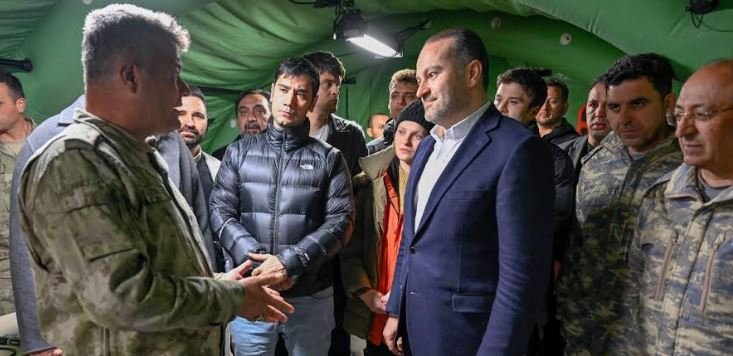 Gönül Dağı ve Al Sancak dizilerinin oyuncuları deprem bölgesini ziyaret etti! 9