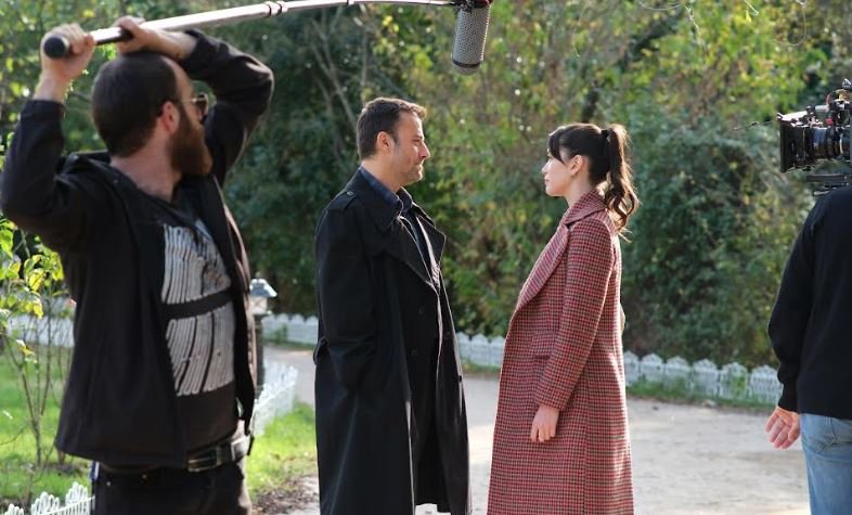 Salih Bademci dizide dramın gücünü sergilerken, set ortamında neşeli haliyle dikkat çekiyor! 7