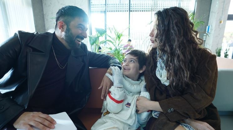 Sadece Engin Akyürek ile Demet Özdemir uyumu değil, Adım Farah'ın ekip uyumu çok sağlam! 8