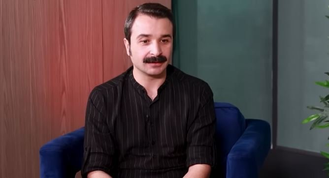 Eser Eyüboğlu ne şanslı, Selami Ferses karakteri üzerine yapıştı, milyonlar sesine hayran kaldı! 7 Eser Eyüboğlu ne şanslı, Selami Ferses karakteri üzerine yapıştı, milyonlar sesine hayran kaldı! 7