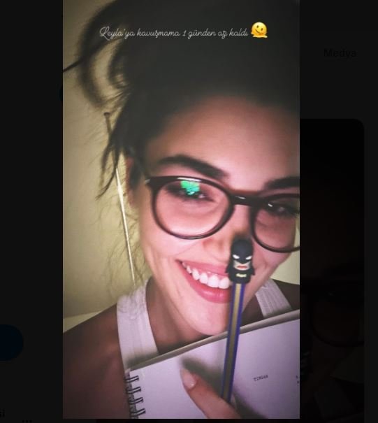 Bir yanda aşk diğer tarafta yeni dizi; Hande Erçel gündemden düşmüyor! 7 Bir yanda aşk diğer tarafta yeni dizi; Hande Erçel gündemden düşmüyor! 7