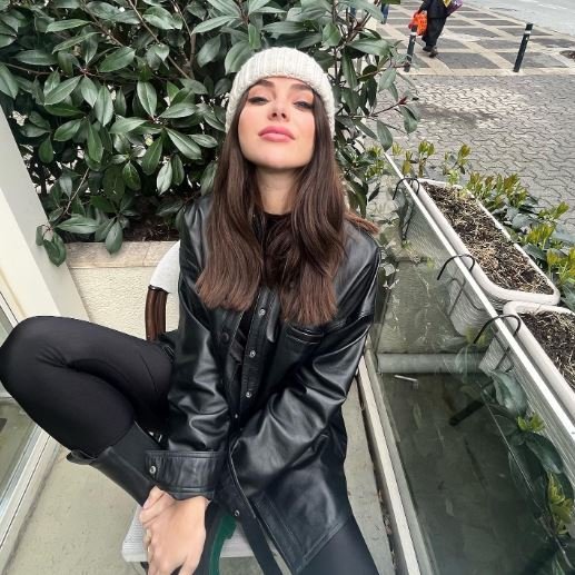 Hercai dizisindeki Yaren karakteri ile popüler olan İlay Erkök, yeni dizi için yeni imaj yaptı! 7