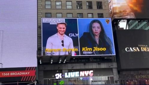 Kerem Bürsin ve Hande Erçel, finalist oldular, New York'un ünlü meydanına fotoğrafları konuldu! 8 Kerem Bürsin ve Hande Erçel, finalist oldular, New York'un ünlü meydanına fotoğrafları konuldu! 8