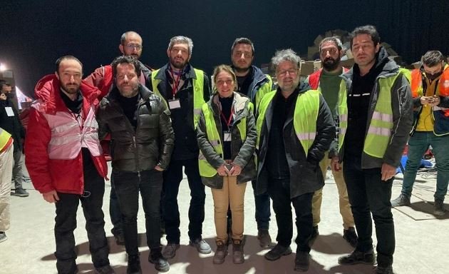 Ünlü oyuncu Mert Fırat, depremzedeler için yaptığı hizmetler ile alkışı hak ediyor! 7