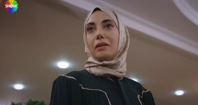 Afra Saraçoğlu'nun tahtını sarsan sürpriz bir kadın oyuncu gündemi ele geçirdi! 8 Afra Saraçoğlu'nun tahtını sarsan sürpriz bir kadın oyuncu gündemi ele geçirdi! 8