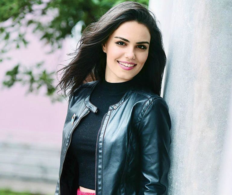 Özgü Kaya: Sahne Işığında Türkiye Yeşerdiği Güçlü Bir Yetenek Portresi