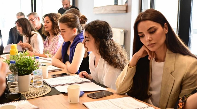 Bir dönemin vazgeçilmezi Aslı Tandoğan, yıllar sonra yeniden televizyon ekranına dönüyor! 8 Bir dönemin vazgeçilmezi Aslı Tandoğan, yıllar sonra yeniden televizyon ekranına dönüyor! 8