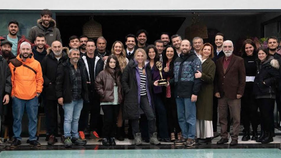 Yargı dizisinin setinde Emmy ödülünün büyük gururu ve mutluluğu yaşanıyor! 7