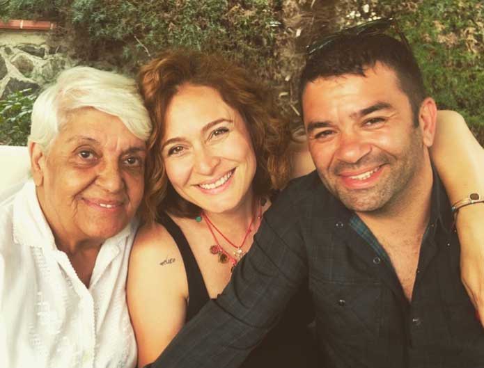 Ceyda Düvenci ve ailesi