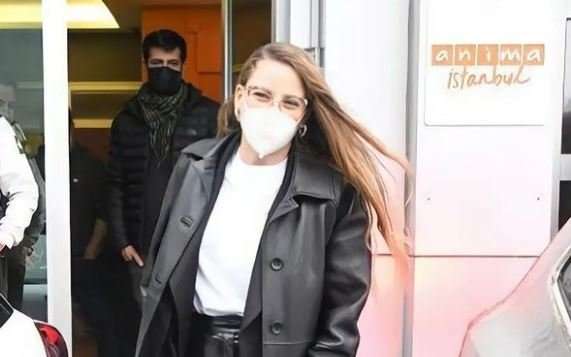 Serenay Sarıkaya hayatının şokunu evinin önünde yaşadı! 7