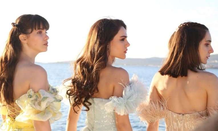 Üç Kız Kardeş dizisi başlamadan kostümler sosyal medyada dillere düştü! 9