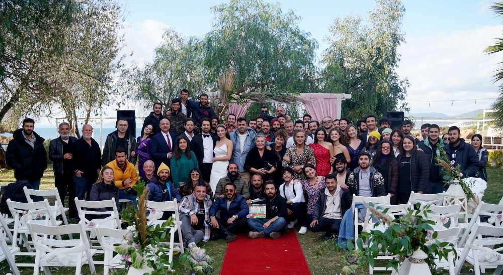 Güle oynaya sete veda eden Ada Masalı, arkada kocaman bir aile fotoğrafı bıraktı! 7 Güle oynaya sete veda eden Ada Masalı, arkada kocaman bir aile fotoğrafı bıraktı! 7