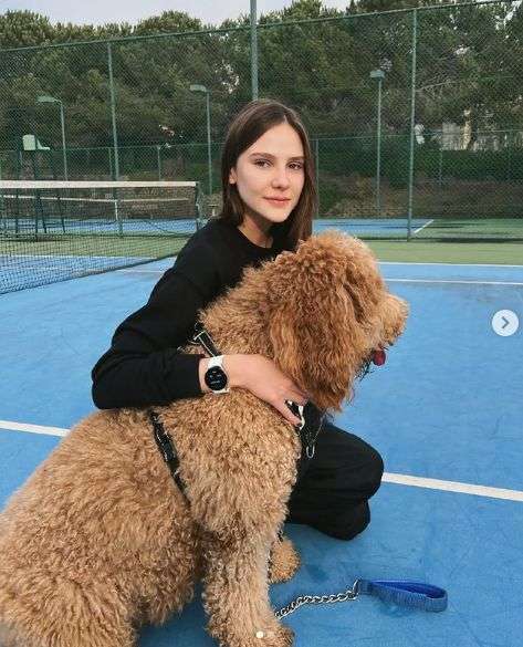 Çağatay Ulusoy'un yeni partneri Alina Boz'un yürüyüş arkadaşı sosyal medyayı salladı!.. 7 Çağatay Ulusoy'un yeni partneri Alina Boz'un yürüyüş arkadaşı sosyal medyayı salladı!.. 7