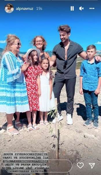 Minik hayranlarıyla ağaç diken ünlü oyuncu Alp Navruz gönülleri fethetti!.. 8 Minik hayranlarıyla ağaç diken ünlü oyuncu Alp Navruz gönülleri fethetti!.. 8