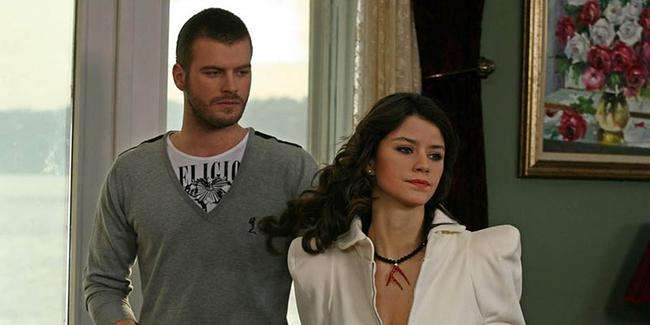 Ve efsane çift geri dönüyor! Beren Saat ve Kıvanç Tatlıtuğ yeniden bir projede! 1