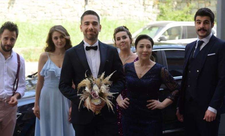 Kadir Doğulu'nun yeni dizi heyecanına eşi Neslihan Atagül'den destek! 9