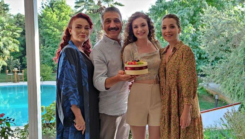 Aşkın Tarifi setinde Serra Arıtürk'ün en özel doğum günü! 7 Aşkın Tarifi setinde Serra Arıtürk'ün en özel doğum günü! 7
