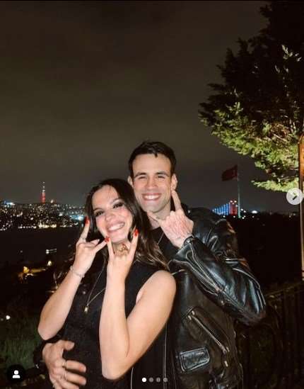 Oyuncu Aslı Bekiroğlu ve sevgilisinin pozlarına ilginç yorum!.. 8 Oyuncu Aslı Bekiroğlu ve sevgilisinin pozlarına ilginç yorum!.. 8