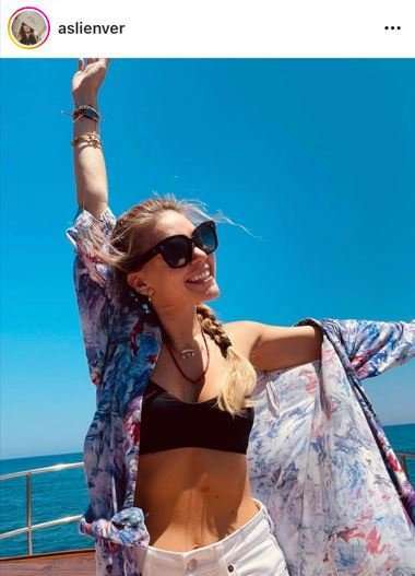 Aslı Enver, sezon öncesinde enerji topluyor! Tatile bakın kiminle gitmiş? 9
