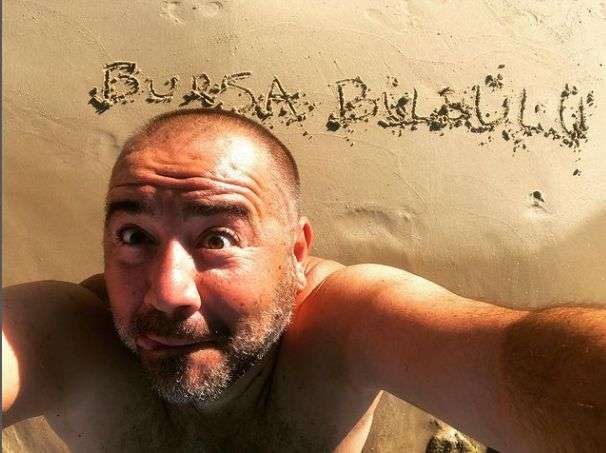 Bursa Bülbülü filminin çekimlerini bitiren Ata Demirer Bozcaada'da yorgunluk atıyor!.. 8 Bursa Bülbülü filminin çekimlerini bitiren Ata Demirer Bozcaada'da yorgunluk atıyor!.. 8