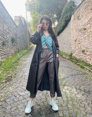 Ayça Ayşin Turan tarzıyla konuşturdu! Aslı Enver sevimli kedisiyle gülümsetti! Beren Saat ödülüyle alkış aldı! 10