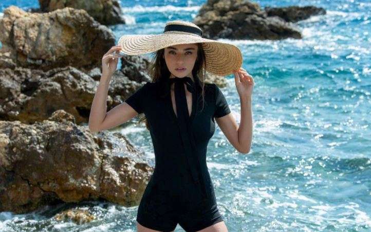 Ayça Ayşin Turan, Ada Masalı'ndan sonra deniz kıyısı pozlarıyla hayranlarını mest etti 10