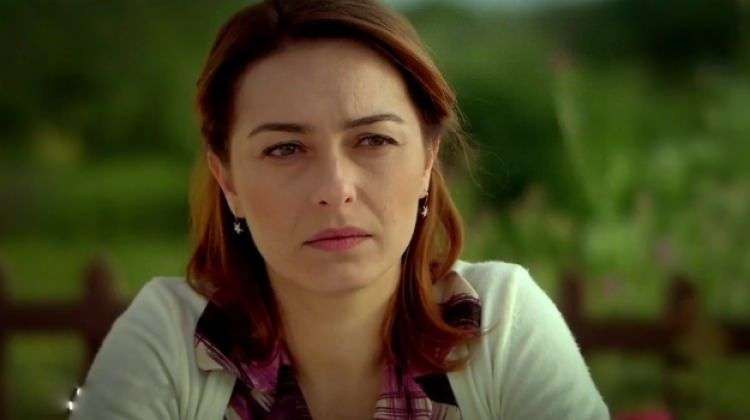Ayça Bingöl, Öyle Bir Geçer Zaman Ki'den yıllar sonra yeni dizisinde ciğerinizi yakacak! 8