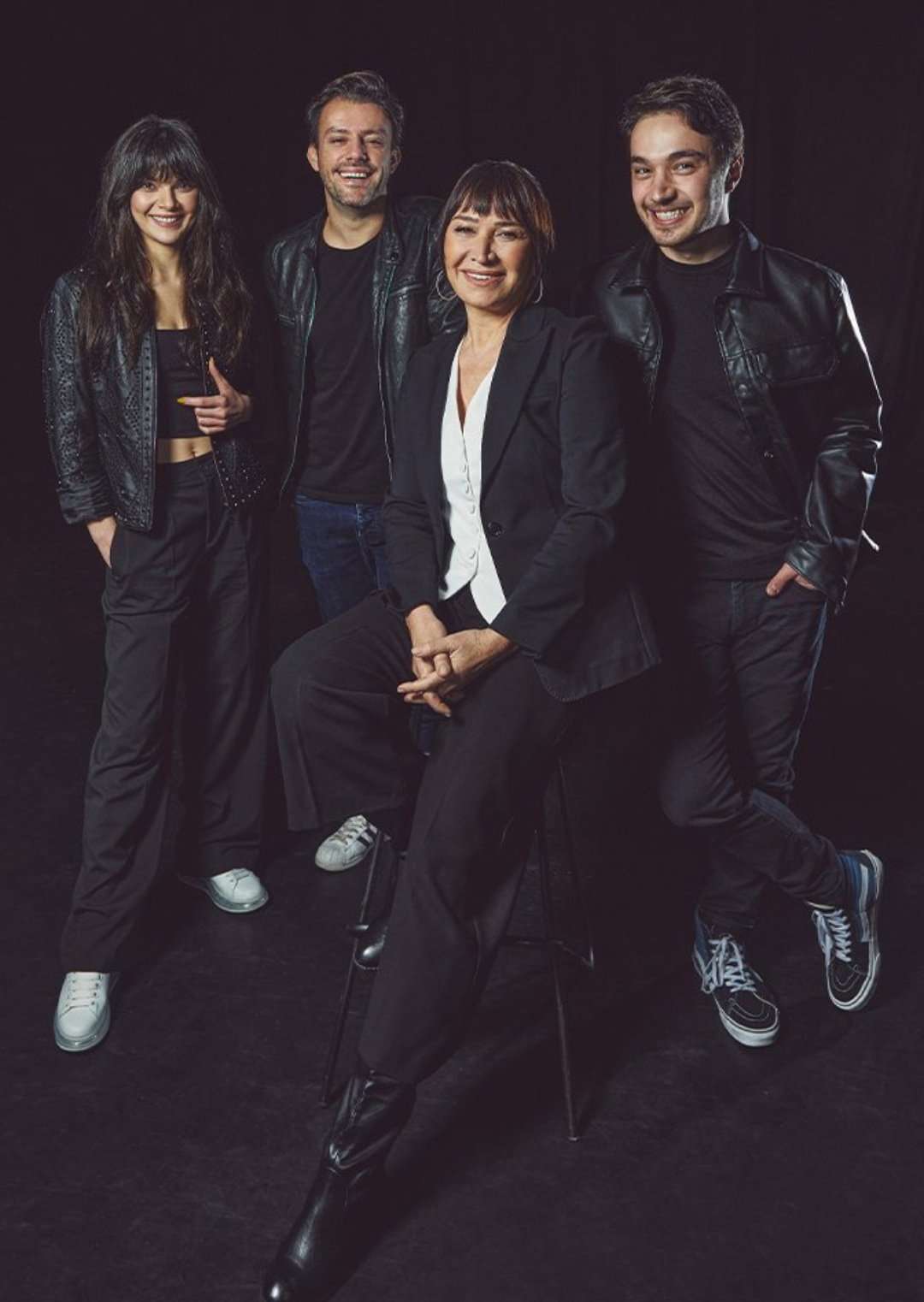 Resmen rüya takım! Demet Akbağ, Salih Bademci, Burak Dakak, Sinem Ünsal tiyatro oyununda bir arada! 53 Resmen rüya takım! Demet Akbağ, Salih Bademci, Burak Dakak, Sinem Ünsal tiyatro oyununda bir arada! 53