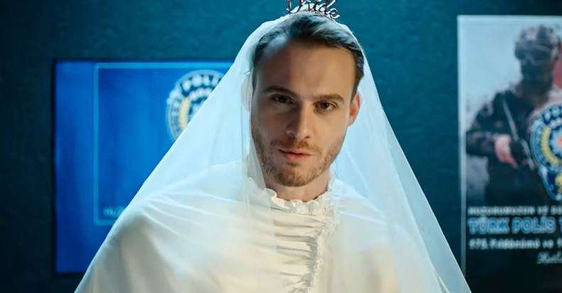 Gelinliği Kerem Bürsin giydi, mesajı Nilperi Şahinkaya verdi! 7