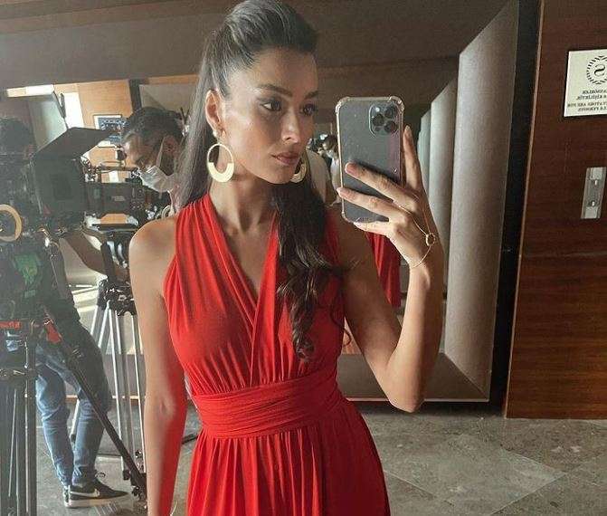 Erkenci Kuş ve Sen Çal Kapımı'dan sonra Ayşe Akın yine aynı tercihte bulundu! 7