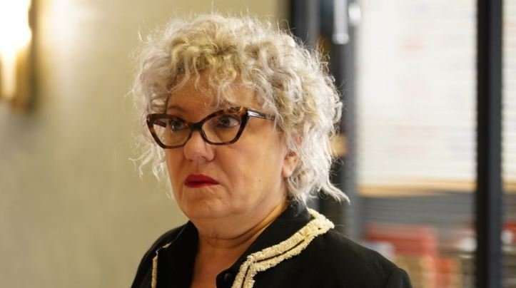 Ayşenil Şamlıoğlu'ndan karakter şovu! Menajerimi Ara'da Peride'yi gören, Gül Masalı'nda Fatma'ya şaşırıyor! 9 Ayşenil Şamlıoğlu'ndan karakter şovu! Menajerimi Ara'da Peride'yi gören, Gül Masalı'nda Fatma'ya şaşırıyor! 9