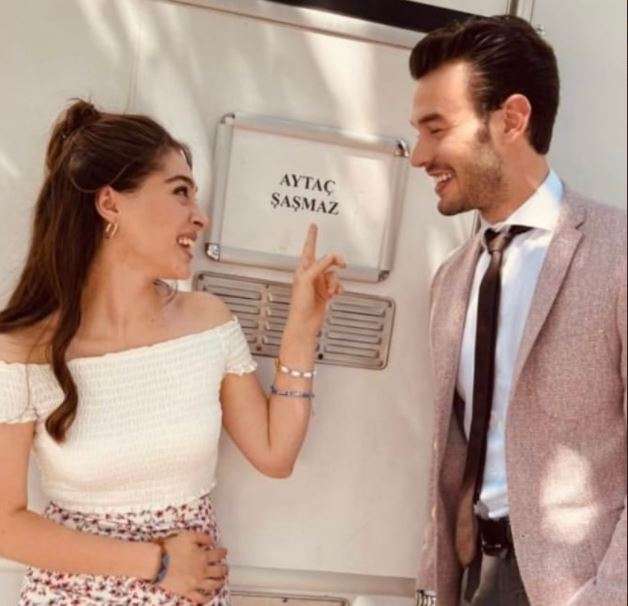 Baht Oyunu dizisi reyting sıçraması yapınca Cemre Baysel ile Aytaç Şaşmaz mutluluk saçtı! 8