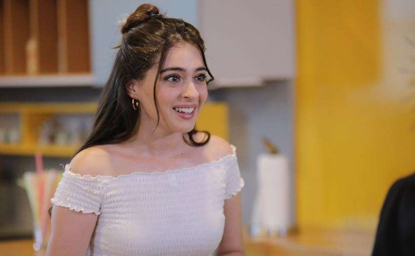 Cemre Baysel, ilk kazandığı para ile ne aldı? Ünlü oyuncu, parasını en çok neye harcıyor? duyunca şaşıracaksınız! 9