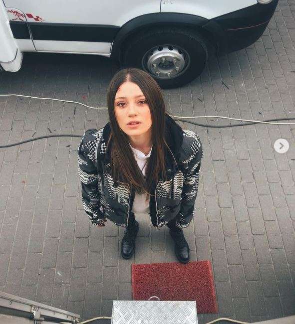 Bu ne enerji böyle! Baraj dizi setinde Gizem Karaca'dan mutlusu yok! 9