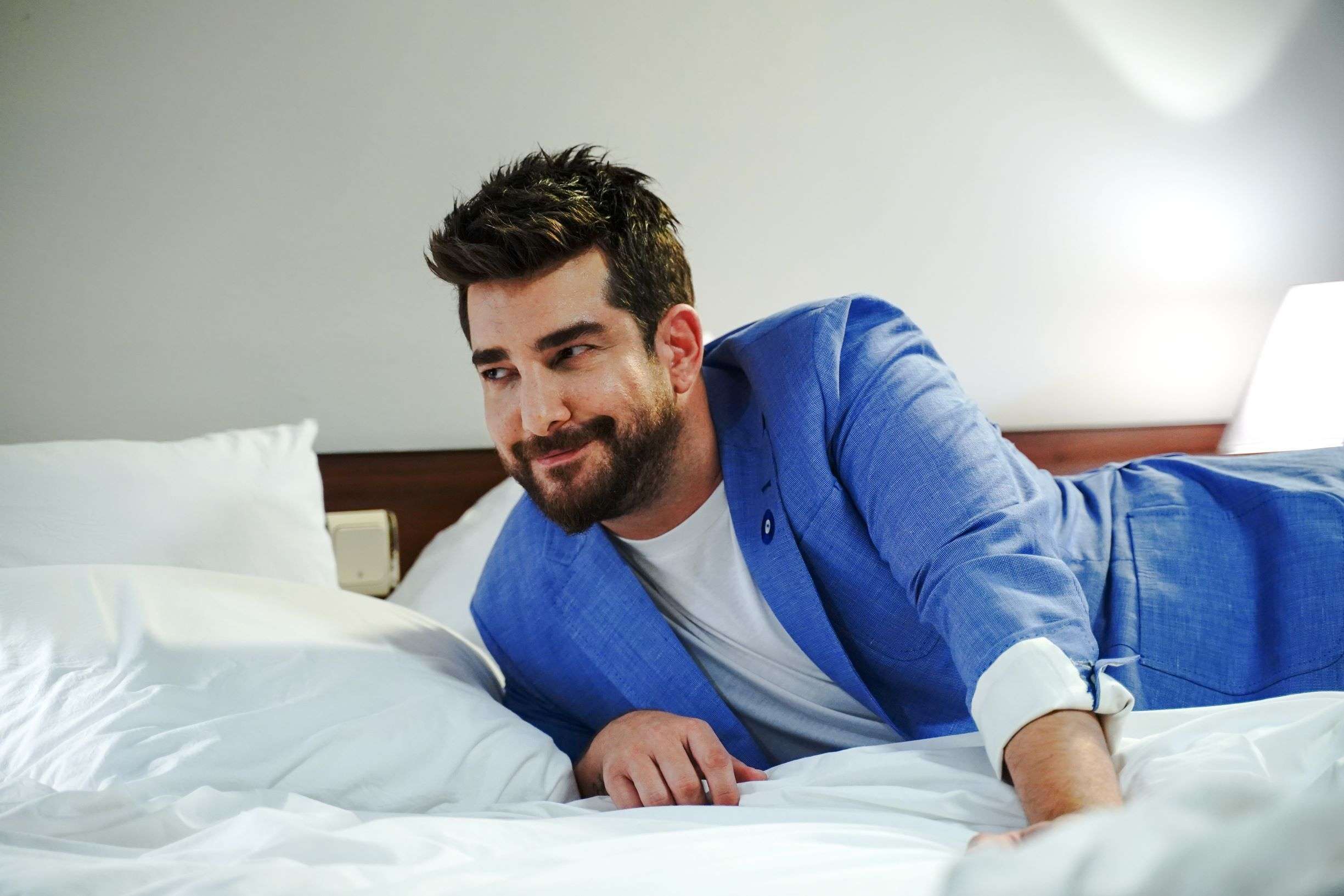 Hazal Kaya ve Onur Tuna'yı bir araya getiren Benden Ne Olur'un yayını ertelendi! 8