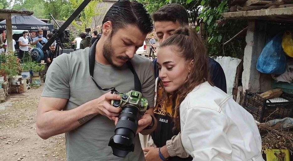 Kubilay Aka, dizi setinde partneri Bensu Soral'ı fotoğrafladı 9