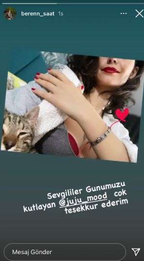 Beren Saat teşekkür için paylaştı ama fotoğraftaki detaylar dikkatlerden kaçmadı! 7