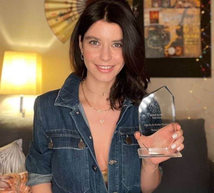 Beren Saat, Atiye ile ödülü kaptı, keyiften dört köşe oldu! 7