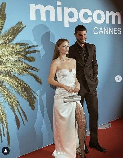 Bir Küçük Gün Işığı Cannes'da boy gösterdi! Berk Oktay ve Seray Kaya nefes kesti!.. 8