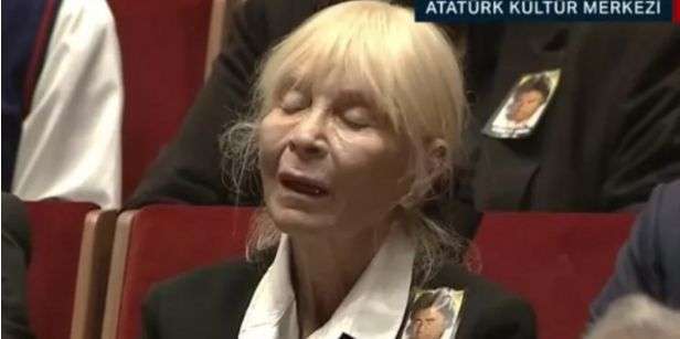 Cüneyt Arkın'a veda! Eşi Betül Arkın; Cüneyt'in bu kadar sevildiğini bilmiyordum dedi! 10 Cüneyt Arkın'a veda! Eşi Betül Arkın; Cüneyt'in bu kadar sevildiğini bilmiyordum dedi! 10