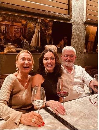 Anne ve babasıyla bir araya gelen Birce Akalay'ın keyfine diyecek yok!.. 7
