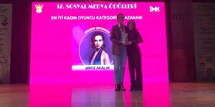Kuş Uçuşu dizisinden sonra Birce Akalay'dan yeni bir müjde daha geliyor! 9 Kuş Uçuşu dizisinden sonra Birce Akalay'dan yeni bir müjde daha geliyor! 9