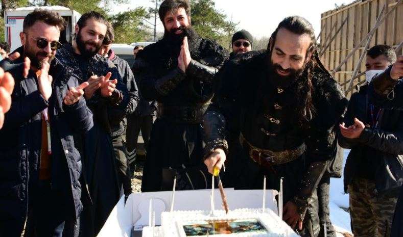 Uyanış Büyük Selçuklu setinde Buğra Gülsoy'a unutulmaz kutlama! 9