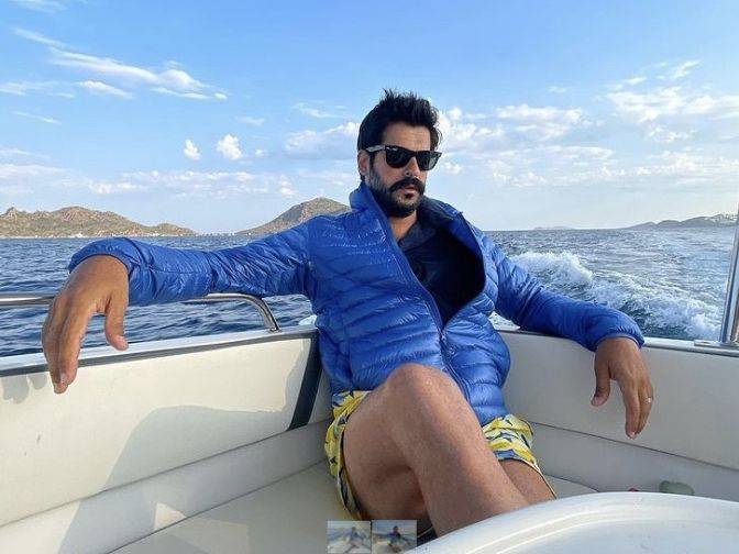 Burak Özçivit'in tatil pozlarında bir detay dikkat çekti! 8