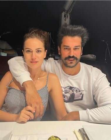 Karizmayı çizdirdi! Burak Özçivit'in Fahriye Evcen ile pozunda gülümseten ayrıntı! 8 Karizmayı çizdirdi! Burak Özçivit'in Fahriye Evcen ile pozunda gülümseten ayrıntı! 8