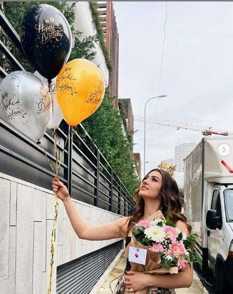 Burcu Özberk, doğum günü pastasının mumunu üflerken kiminle beraber dilek tuttu? 9